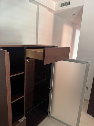 Mueble bar salón madera y cristal