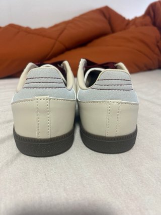 Tenis Adidas Beige y Rojo