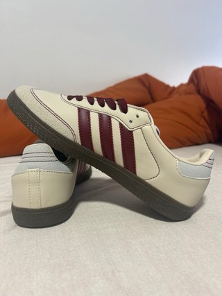 Tenis Adidas Beige y Rojo