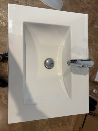 Mueble de baño con lavabo y grifo