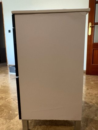 Mueble de baño con lavabo y grifo