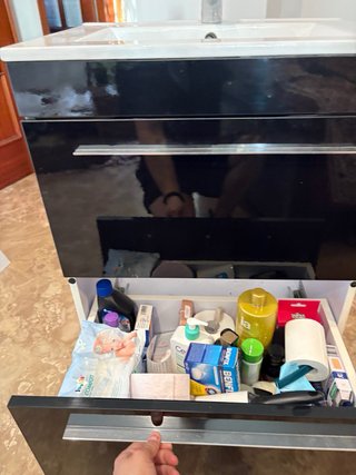 Mueble de baño con lavabo y grifo