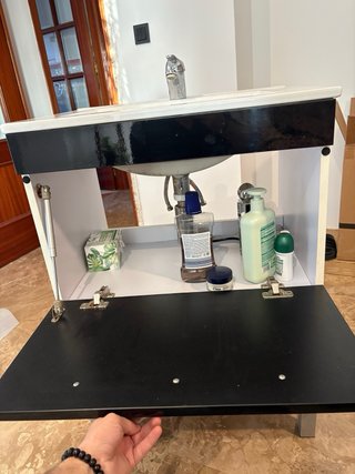 Mueble de baño con lavabo y grifo