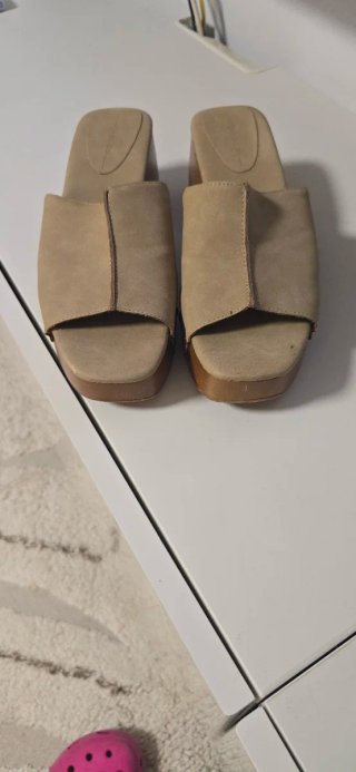 Sandalias de tacón beige y marrón