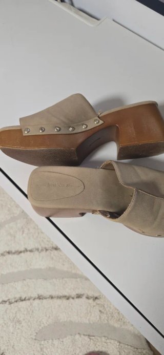Sandalias de tacón beige y marrón