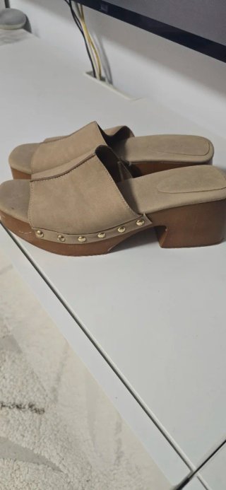 Sandalias de tacón beige y marrón