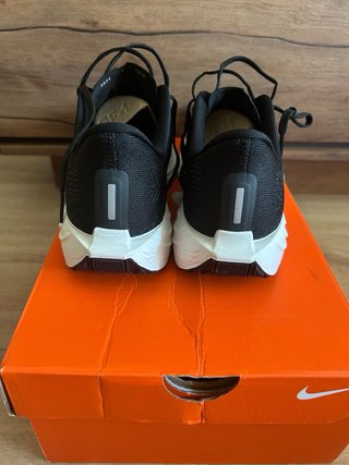 Zapatilla Nike Pegasus Flyknit Negra/Blanca