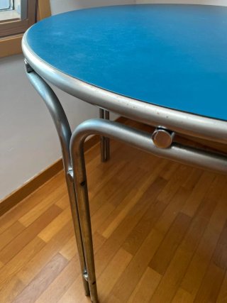 Mesa redonda vintage azul y plateada