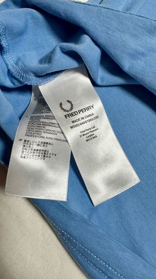 Camiseta Fred Perry Azul con Logo
