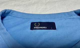 Camiseta Fred Perry Azul con Logo