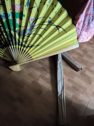 Abanico de decoración amarillo y verde