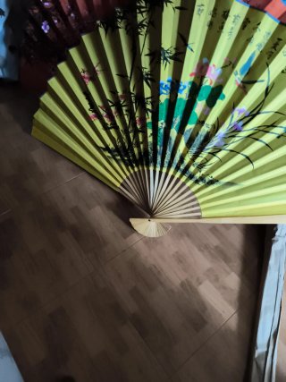 Abanico de decoración amarillo y verde