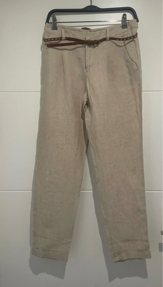 Pantalón beige con cinturón
