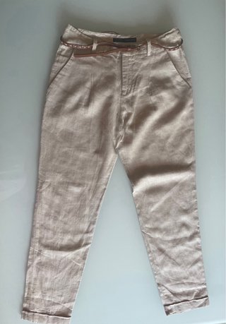 Pantalón beige con cinturón