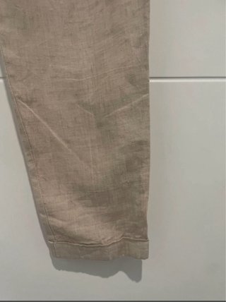Pantalón beige con cinturón