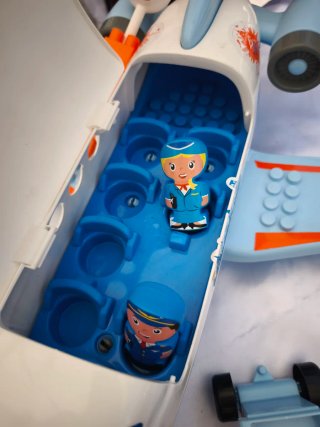 Avión de juguete Happy Jet con figuras
