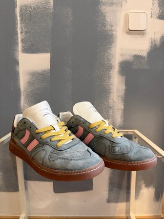 Zapatillas deportivas azules y rosas