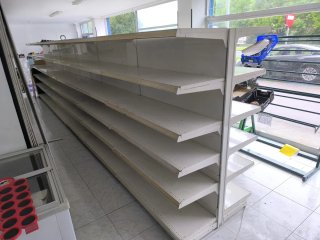 Estanterías metálicas blancas y grises
