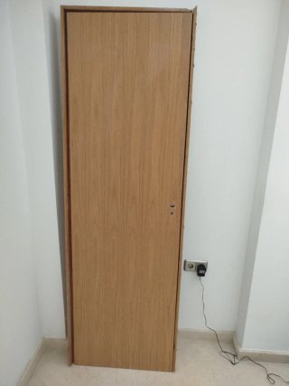 Puerta maciza y marco de madera clara