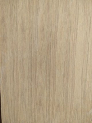 Puerta maciza y marco de madera clara