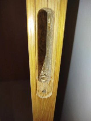 Puerta maciza y marco de madera clara