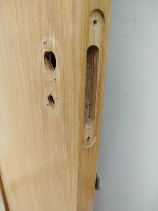 Puerta maciza y marco de madera clara