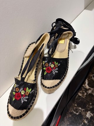 Espardeñas negras y beige bordadas
