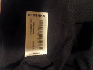 Camiseta Bershka negra escote pico manga corta.