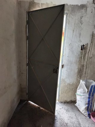 Puerta de hierro para trastero