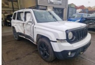 Jeep Patriot blanco para despiece