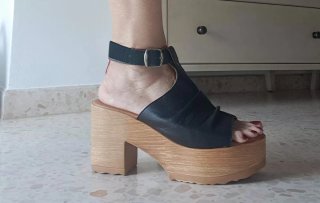 Sandalias de cuña negras y marrones