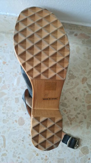Sandalias de cuña negras y marrones