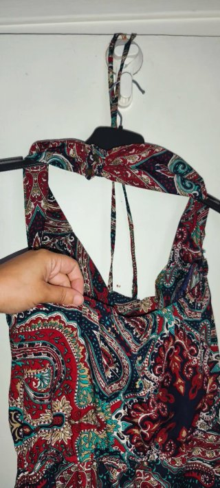 Mono estampado atado al cuello