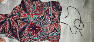 Mono estampado atado al cuello