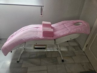 Camilla de estética blanca con reposabrazos