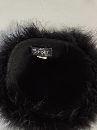 Gorro zorro polar y plumas cisne negro
