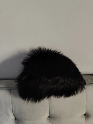 Gorro zorro polar y plumas cisne negro