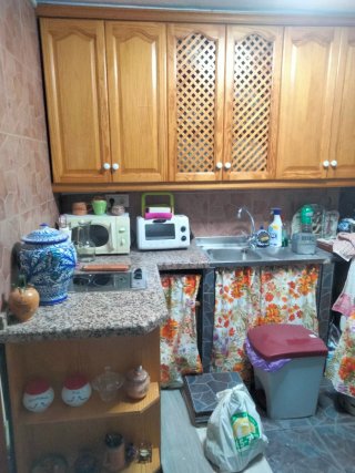 Muebles de cocina de madera con vitrocerámica