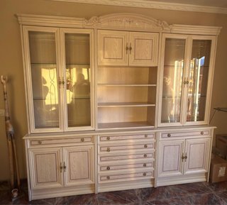 Mueble expositor de madera y cristal