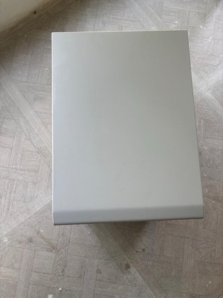 Cajonera metálica beige con llaves