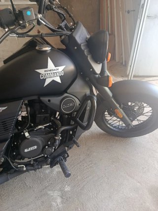 Moto UM Renegade Commando 125 Negra