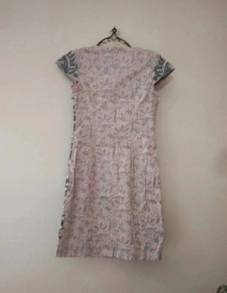 Vestido corto con bordado gris y rosa