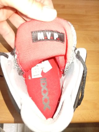Sneakers Jordan Grigie e Rosse