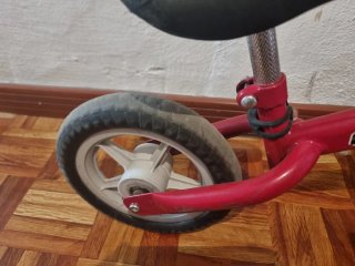 Bicicleta de equilibrio roja