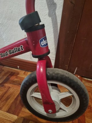 Bicicleta de equilibrio roja