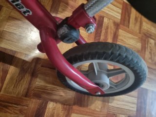 Bicicleta de equilibrio roja