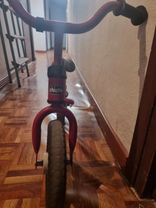 Bicicleta de equilibrio roja