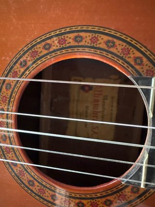 Guitarra Alhambra con funda