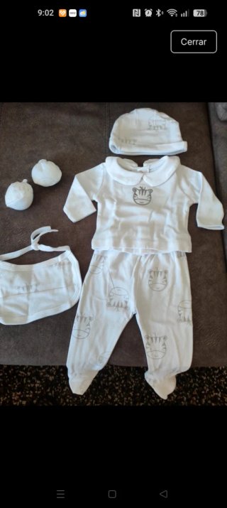 Set di prima vestizione per neonato bianco. Marca GAMBERRI