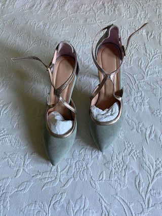 Zapatos de fiesta ante verde agua y oro